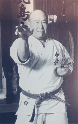 Alapító mesterünk: sosai Masutatsu Oyama (1923.-1994.) Alapító mesterünk: sosai Masutatsu Oyama (1923.-1994.)
